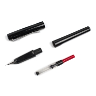 Stilou metalic cu mecanism si 4 rezerve cerneala, negru cu accesorii cromate, in cutie imitatie piele