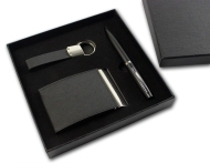 Set pentru cadou compus din pix metalic negru, breloc, port carti vizita imitatie piele, cutie carton